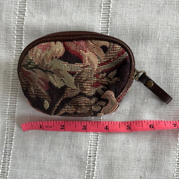 Bueno Tapestry Coin Purse  with Vintage Floral Design - Picture 11 of 13
